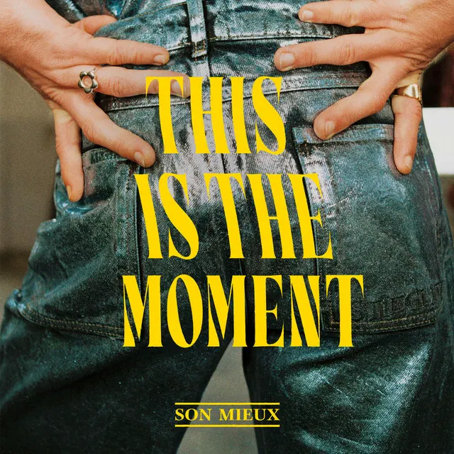 Hoes van This Is The Moment